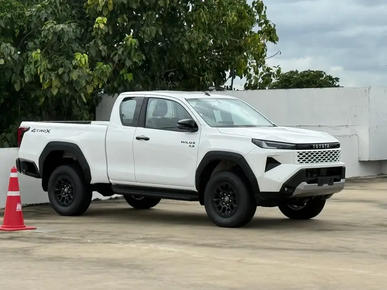Hilux Travo 4TREX Smart Cab สีขาว